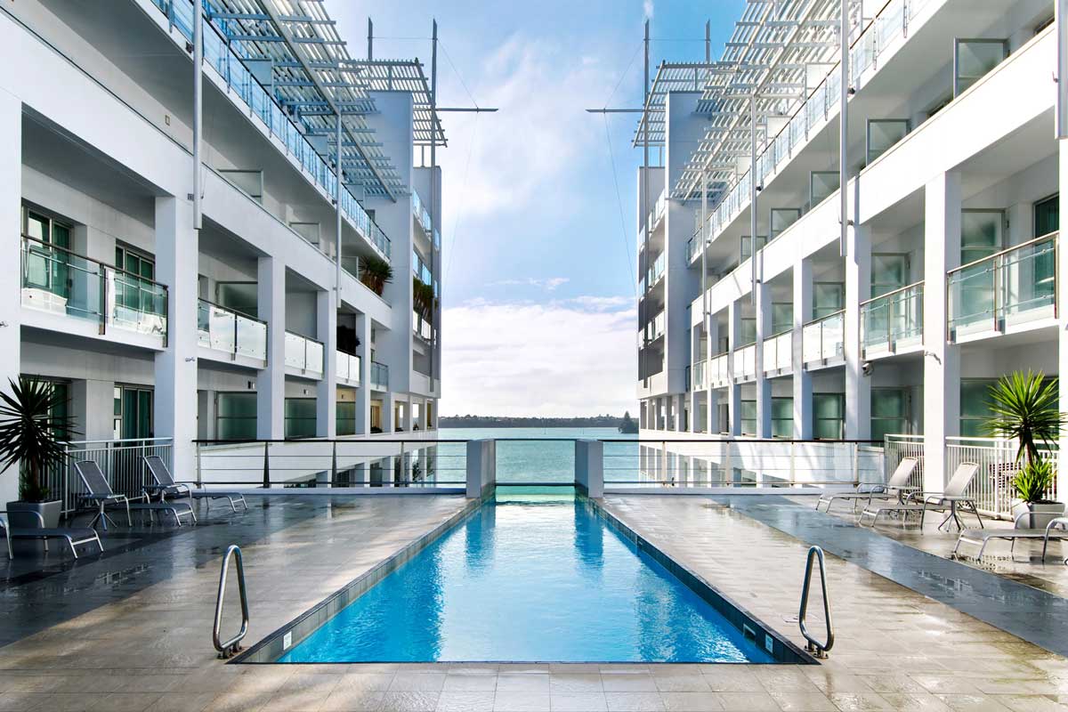 Hotel sostenible en Auckland con vistas al mar - turismo regenerativo en Nueva Zelanda
