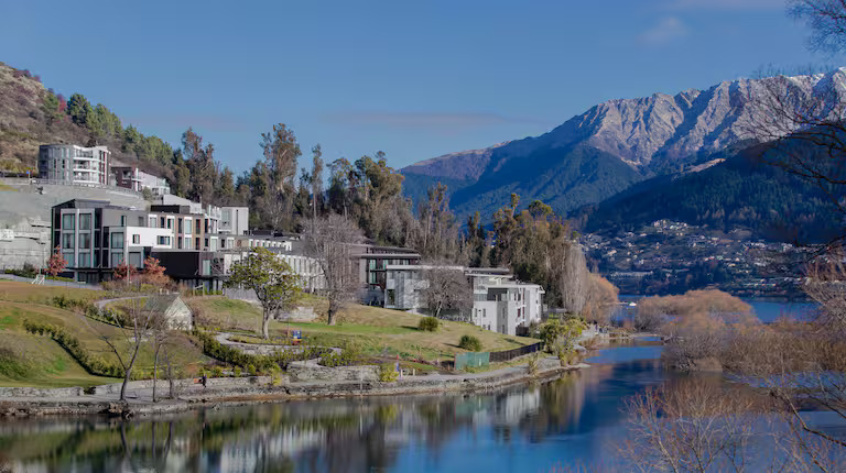 DoubleTree by Hilton Queenstown, un alojamiento regenerativo junto al lago
