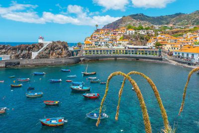 Bahía de Câmara de Lobos con barcos de pesca xavelhas en Madeira