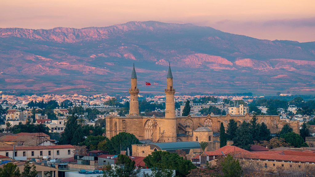 Nicosia, la capital dividida que enamora: guía de viaje sostenible 2026 Mezquita Selimiye en el casco antiguo de Nicosia, Chipre