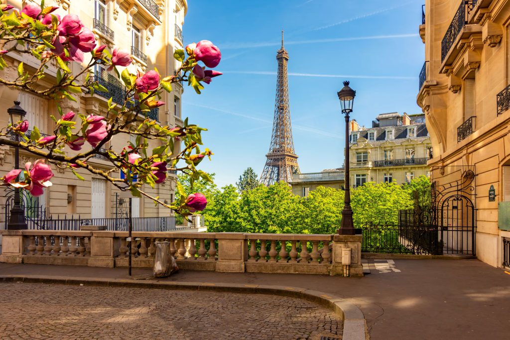 París en 2026: cómo vivir la Ciudad de la Luz sin agobios ni huella innecesaria Vista panorámica de París con la Torre Eiffel y el Sena al fondo