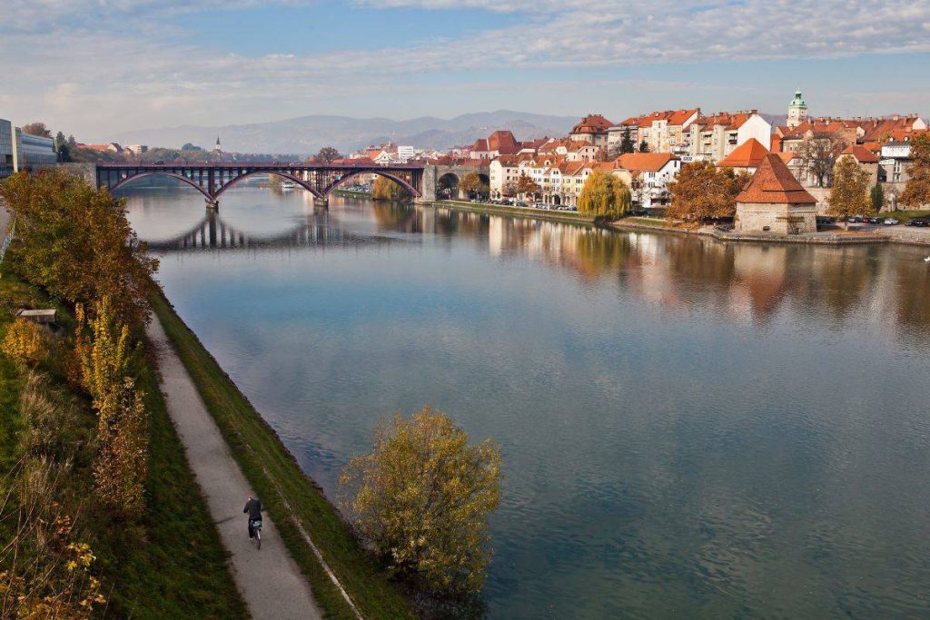 Štajerska 2026: guía de viaje sostenible por Eslovenia Vista de Maribor y el río Drava en Štajerska, Eslovenia