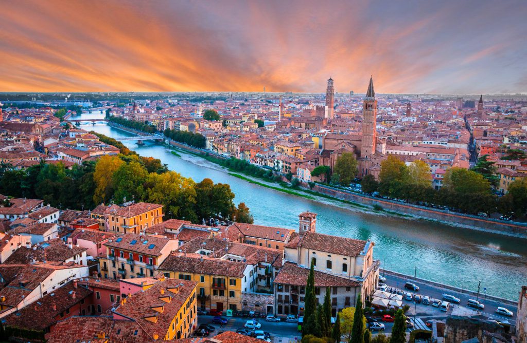 Verona 2026: qué ver y cómo viajar sostenible Vista panorámica de Verona con el río Adigio y el casco histórico al atardecer